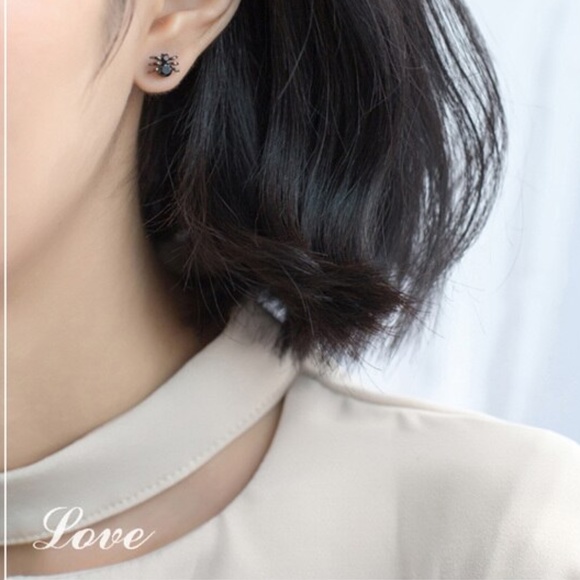 Black Spider Stud Earrings Halloween - Picture 3 of 7